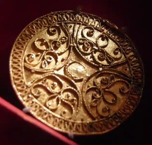 Different swirls in half circles forming a cross